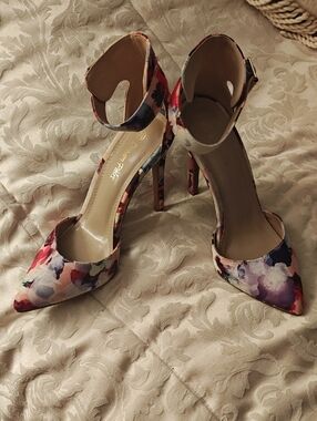 Dream Pairs Floral Heels with ankle strap sz 7.5